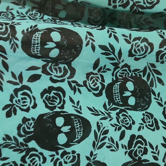 Torrid Teal And Black Skull Pattern Blouse Size 3x - Picture 2 of 7